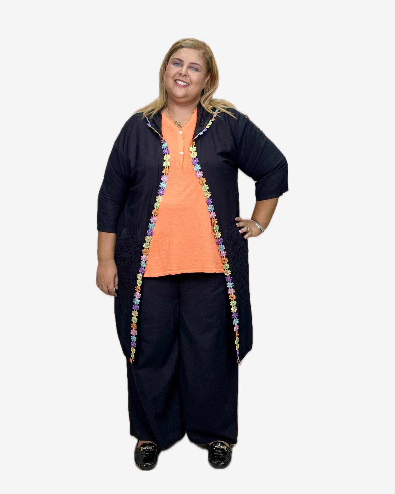 Gilet fleurs brodées et dentelle